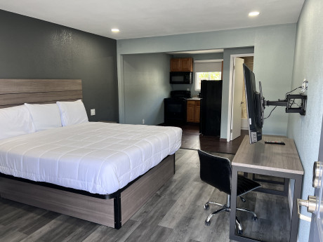 Surf City Inn & Suites - Guest Room - Queen Sized Bed With In-Room Amenities