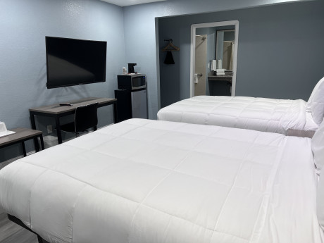 Surf City Inn & Suites - Guest Room - Comfortable Beds, Flat Screen TV, Microwave & Refrigerator