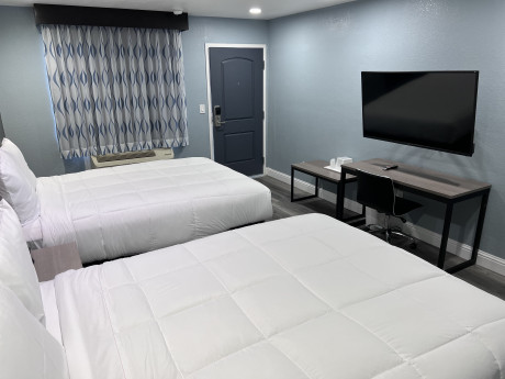 Surf City Inn & Suites - Guest Room - 2 Double Beds and Flat Screen TV