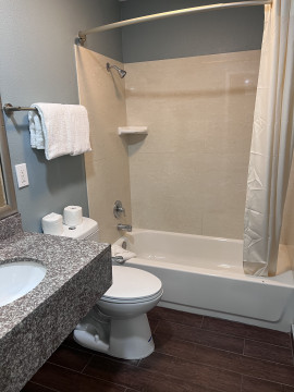 Surf City Inn & Suites - Bathroom Amenities - Toilet with Bath Tub