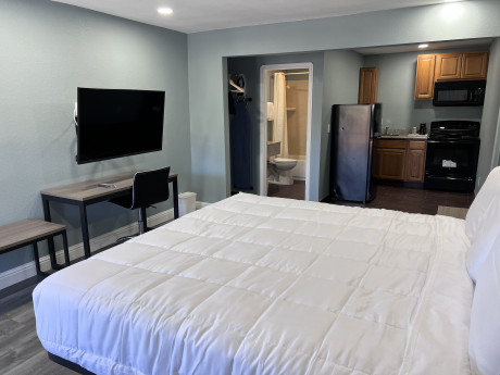 Surf City Inn & Suites - Guest Room - Showcasing In-Room Amenities