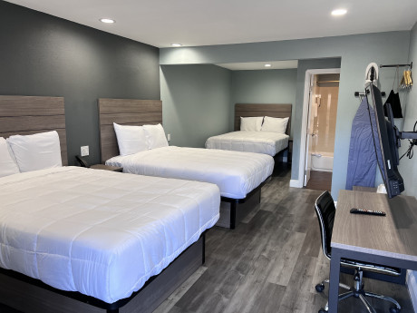 Surf City Inn & Suites - Guest Room - Ideal for family visiting Santa Cruz