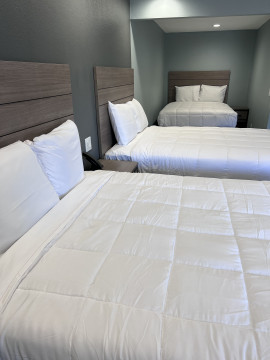 Surf City Inn & Suites - Three Double Beds