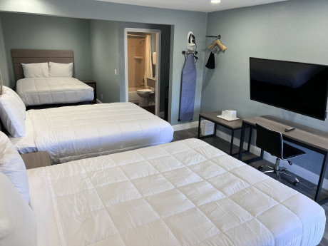 Surf City Inn & Suites - Guest Room - 3 Double Beds and Flat Screen TV