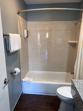 Surf City Inn & Suites - Bathroom Amenities - Bath Tub & Toileteries